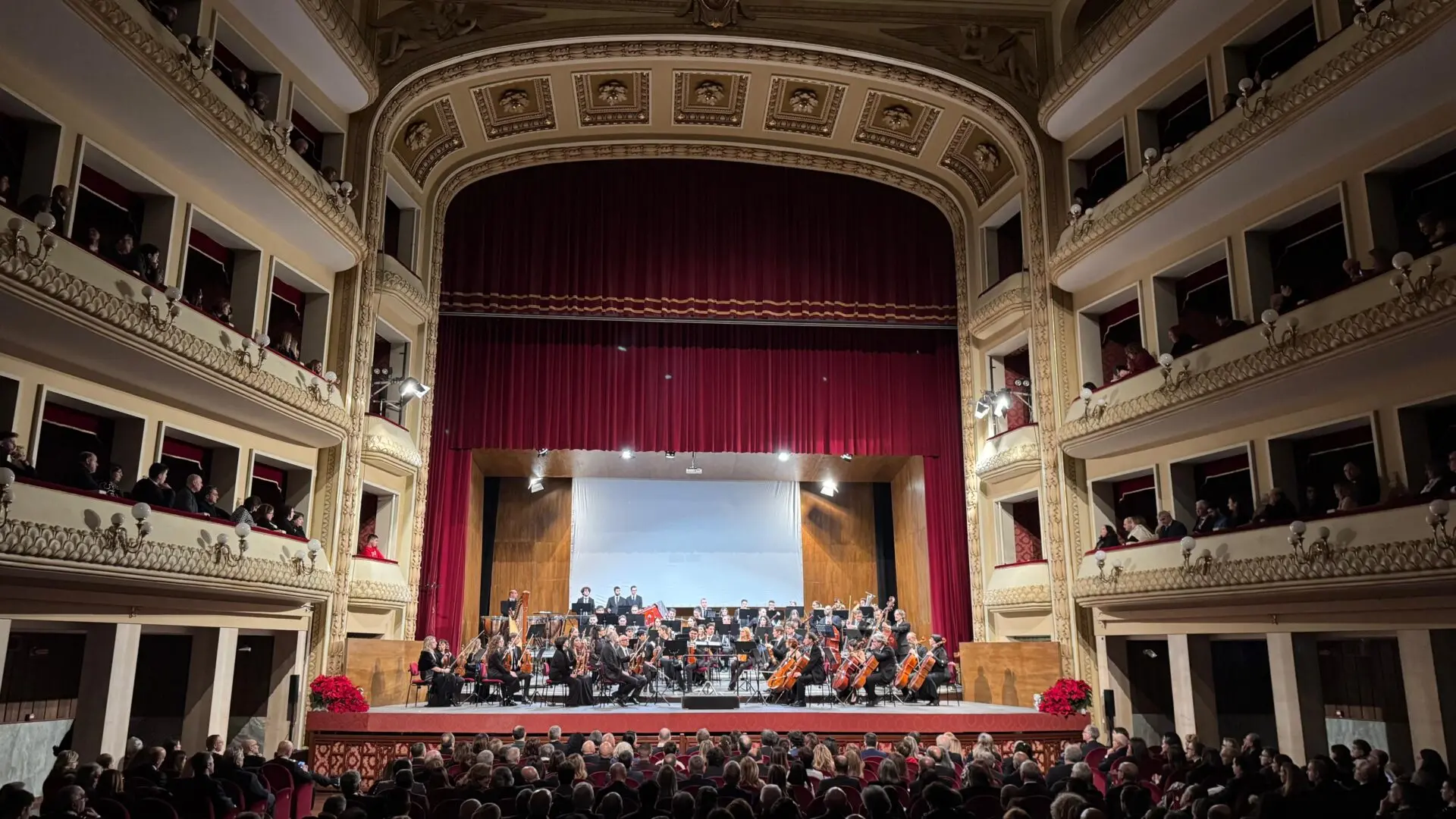 Il Gom saluta il 2024 con il concerto di Natale e premia l’Arma: l’esempio di come donare salva tante vite