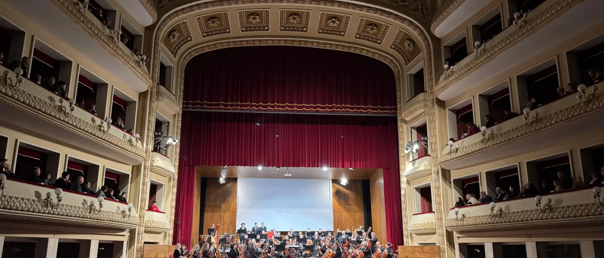 Il Gom saluta il 2024 con il concerto di Natale e premia l’Arma: l’esempio di come donare salva tante vite