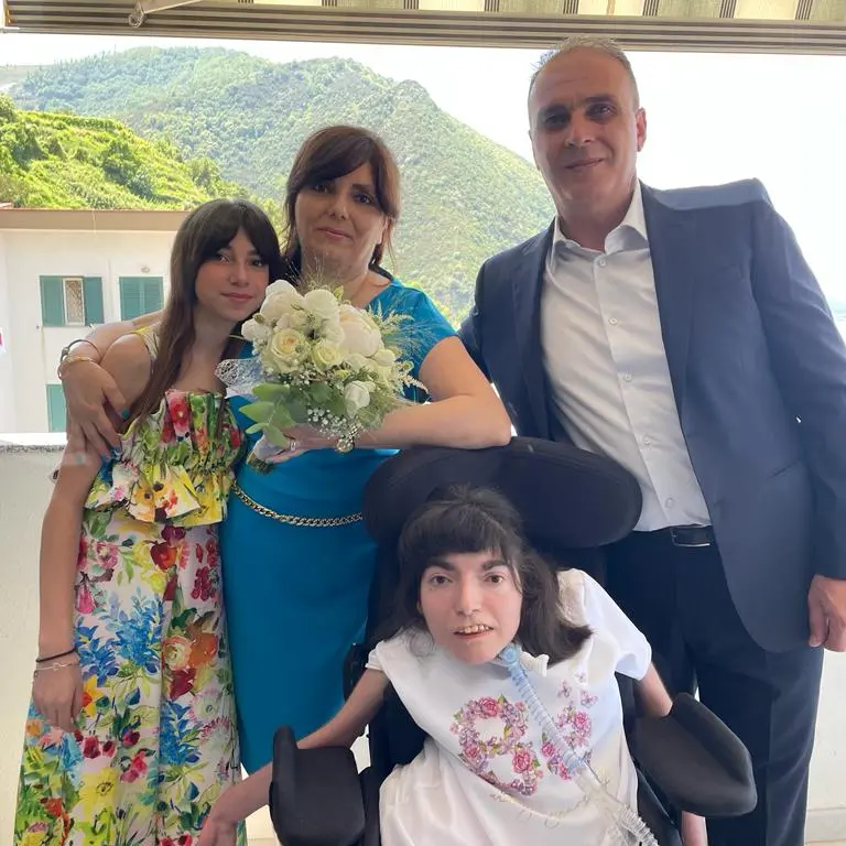 Ha una malattia rara ma da mesi lotta per ricevere i presidi sanitari per curarsi: quando la burocrazia fa a pugni con la disabilità