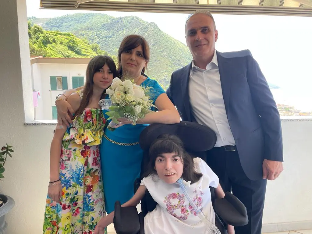 Ha una malattia rara ma da mesi lotta per ricevere i presidi sanitari per curarsi: quando la burocrazia fa a pugni con la disabilità