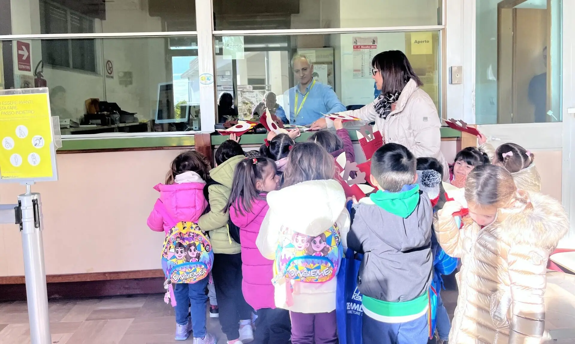 Benestare, i bambini consegnano le letterine a Babbo Natale nell’ufficio postale