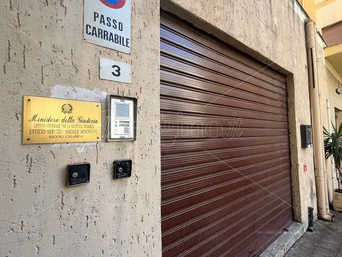 Reggio, ufficio Servizio sociale minorenni: crolla parte del controsoffitto di una stanza