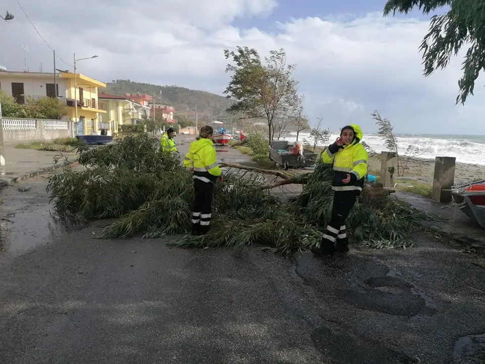 Bova Marina in ginocchio per il maltempo. Interventi continui