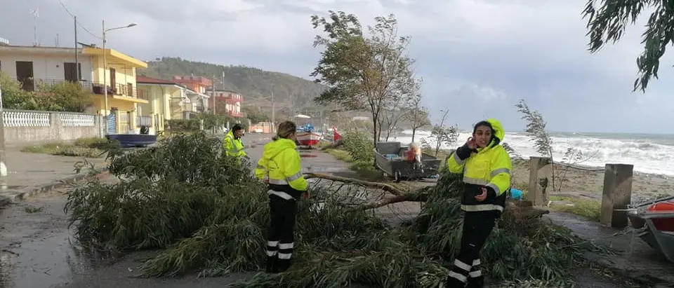 Bova Marina in ginocchio per il maltempo. Interventi continui