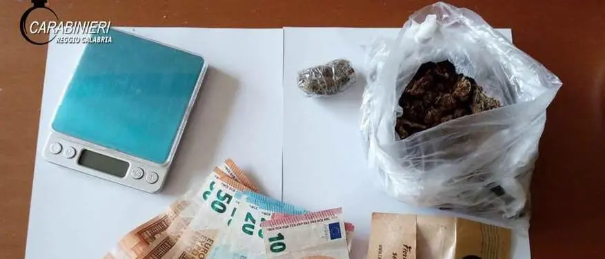 In manette 39enne reggino per spaccio di marijuana