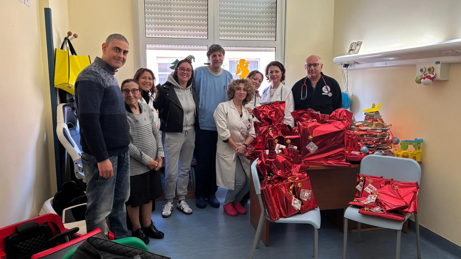 Reggio, doni natalizi del Planetario Pythagoras al reparto di Oncoematologia pediatrica del Gom