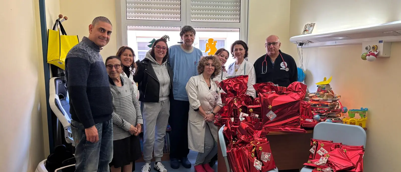 Reggio, doni natalizi del Planetario Pythagoras al reparto di Oncoematologia pediatrica del Gom