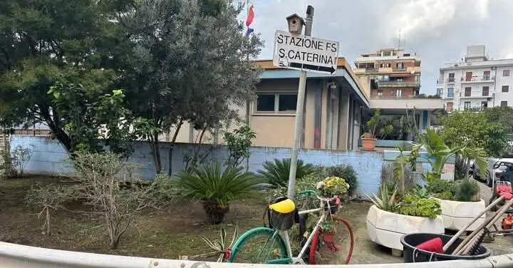 Reggio, presso la stazione FC di Santa Caterina lavori di abbellimento e pulizia delle aiuole