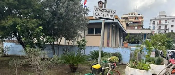 Reggio, presso la stazione FC di Santa Caterina lavori di abbellimento e pulizia delle aiuole