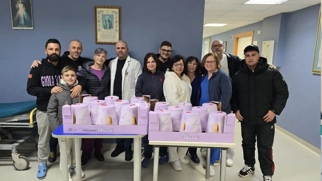 Gioia Tauro, gli Ultras viola donano panettoni ai ricoverati nell'ospedale