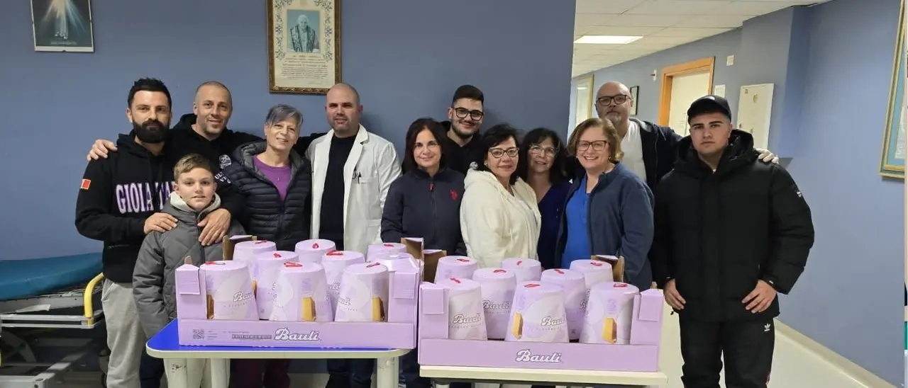 Gioia Tauro, gli Ultras viola donano panettoni ai ricoverati nell'ospedale