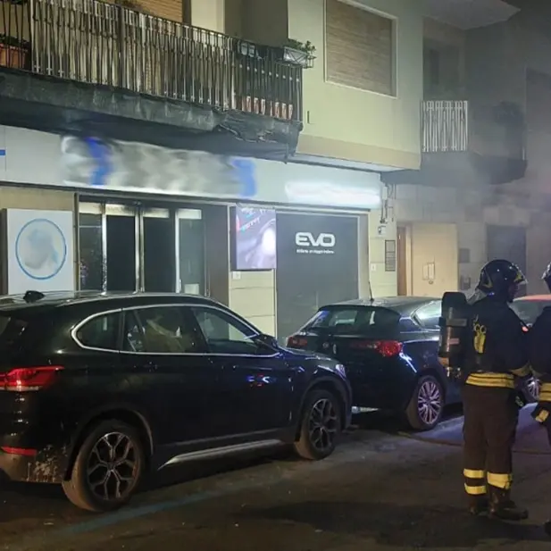 Reggio, in fiamme nella notte un autosalone: nessun danno a persone