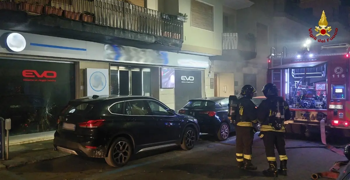 Reggio, in fiamme nella notte un autosalone: nessun danno a persone
