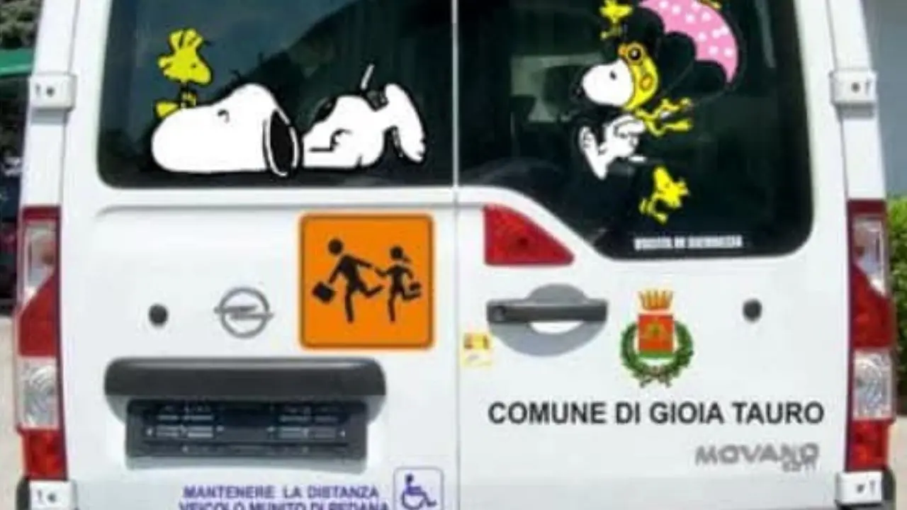 Gioia Tauro, un nuovo scuolabus inclusivo e interventi infrastrutturali nelle scuole