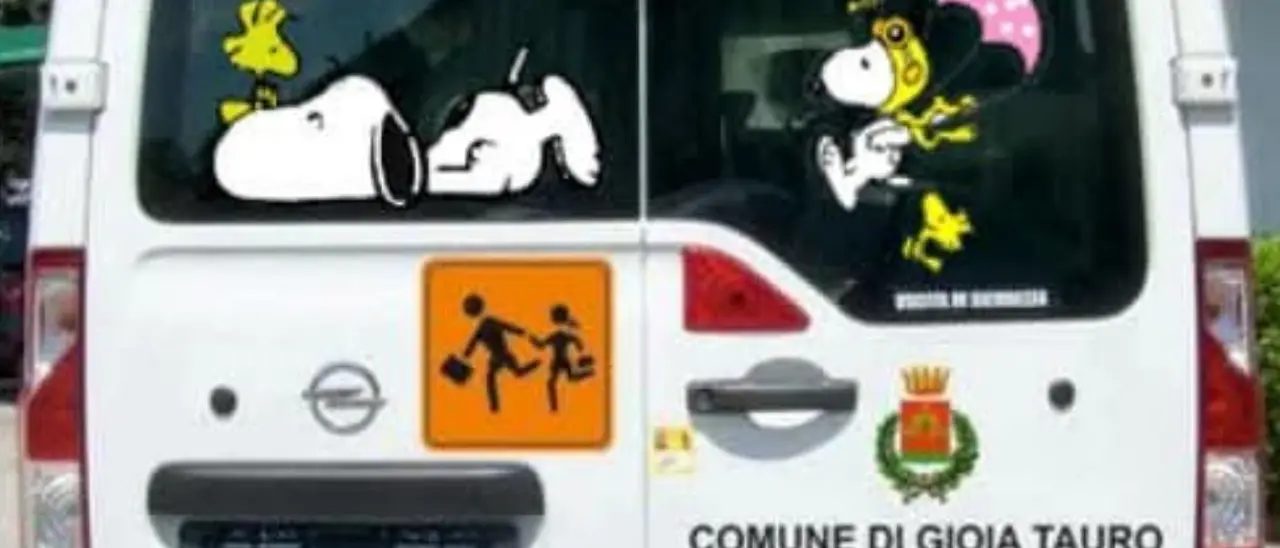 Gioia Tauro, un nuovo scuolabus inclusivo e interventi infrastrutturali nelle scuole