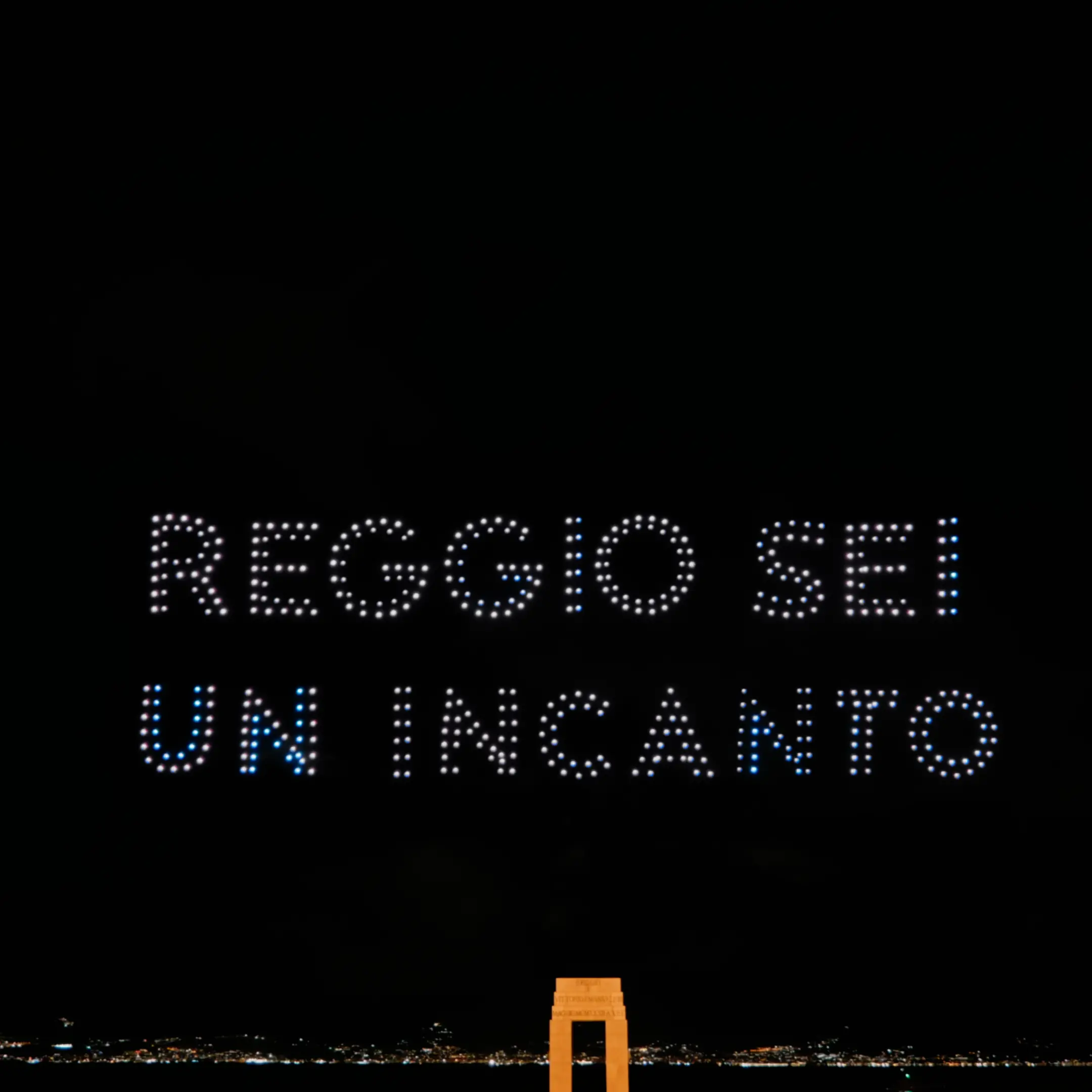 Drone show a Reggio: le avventure di un abete e un pupazzo di neve, in viaggio verso il Polo Nord