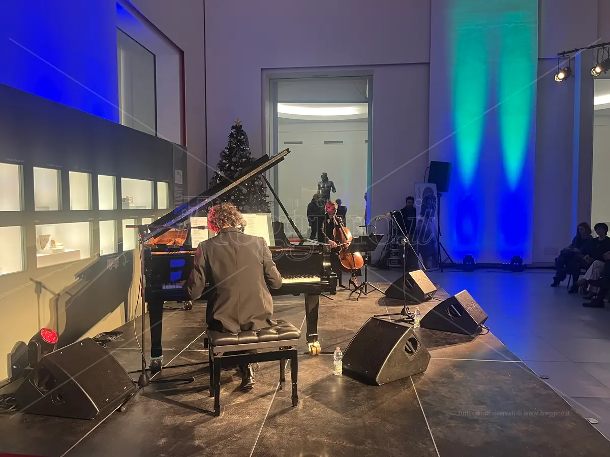 Sergio Cammariere al museo di Reggio: «Emozionante suonare con i Bronzi. Anche io sono figlio della Magna Grecia» - FOTO e VIDEO