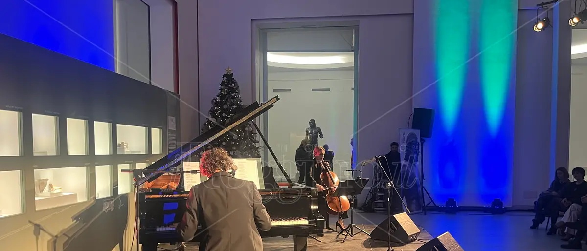 Sergio Cammariere al museo di Reggio: «Emozionante suonare con i Bronzi. Anche io sono figlio della Magna Grecia» - FOTO e VIDEO