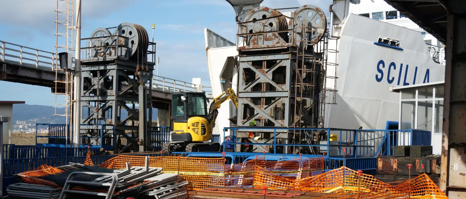 Villa S. G., la nave Scilla (Rfi) urta la banchina.Odissea dei passeggeri