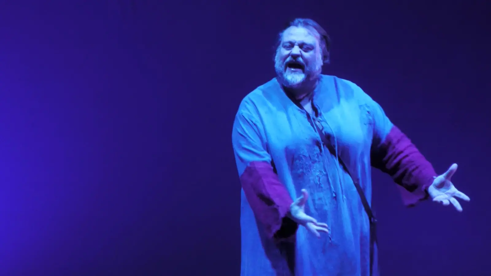 Stefano Fresi conquista il Teatro Cilea: un viaggio tra arte e filosofia sulle orme della Magna Grecia