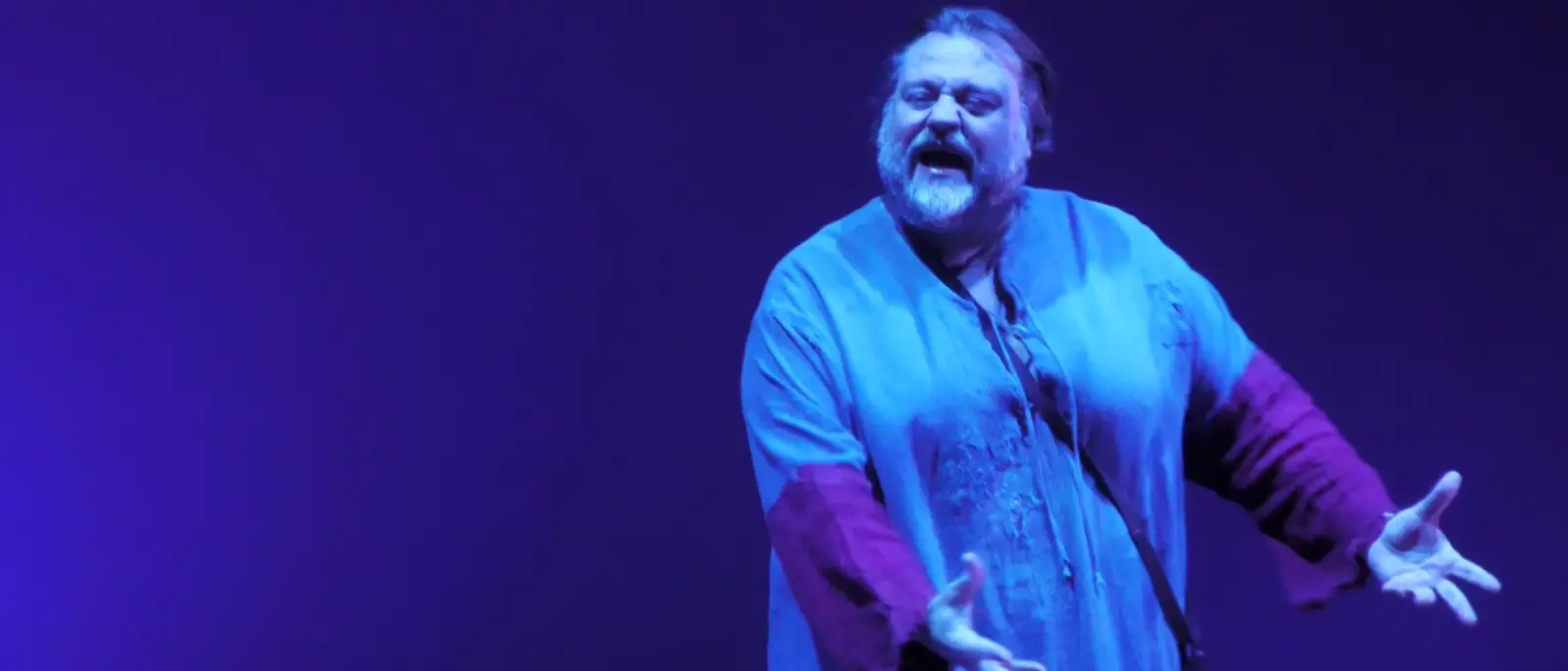 Stefano Fresi conquista il Teatro Cilea: un viaggio tra arte e filosofia sulle orme della Magna Grecia