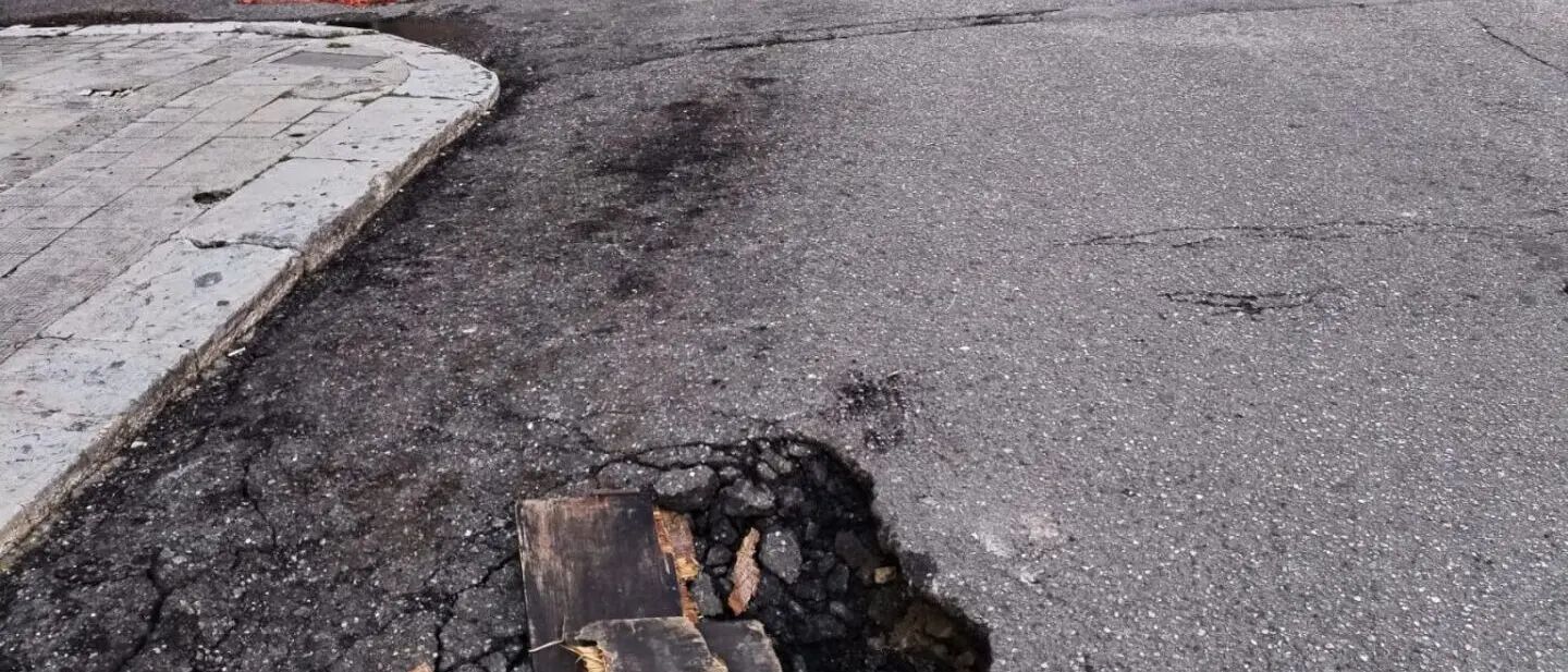 Natale, il centro di Reggio tra buche e lavori in corso