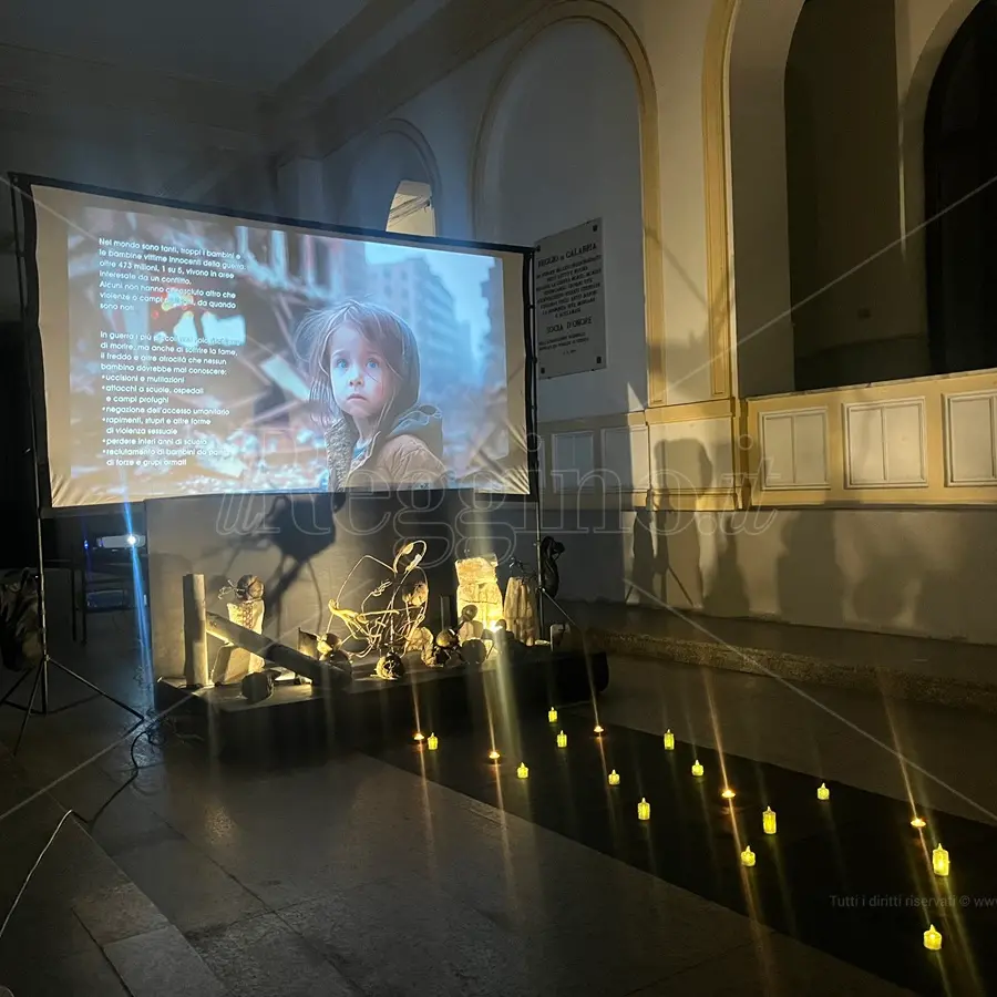 Reggio, piccole luci per ricordare il tragico Natale a Gaza e i bambini vittime di tutte le guerre - FOTO e VIDEO