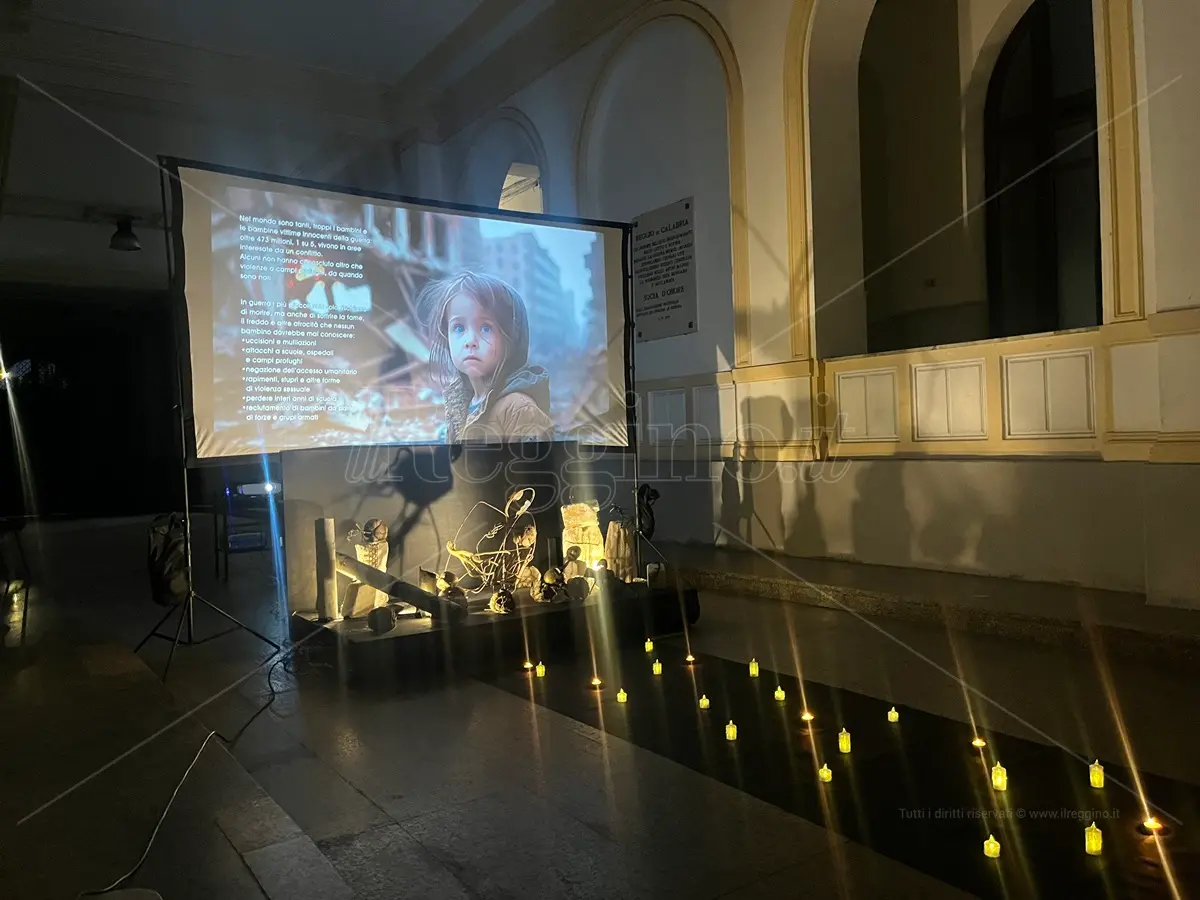Reggio, piccole luci per ricordare il tragico Natale a Gaza e i bambini vittime di tutte le guerre - FOTO e VIDEO