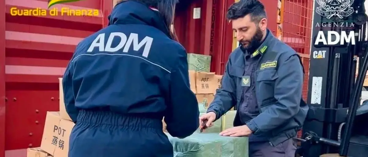 Porto di Gioia Tauro, l'agenzia delle Dogane e la finanza sequestrano una tonnellata di fuochi pirotecnici illegali
