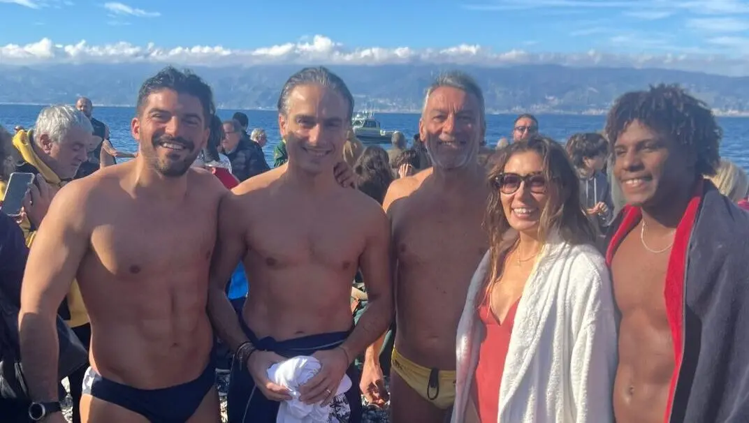 Reggio, il tuffo di Capodanno inaugura il 2025 sul Lungomare Falcomatà