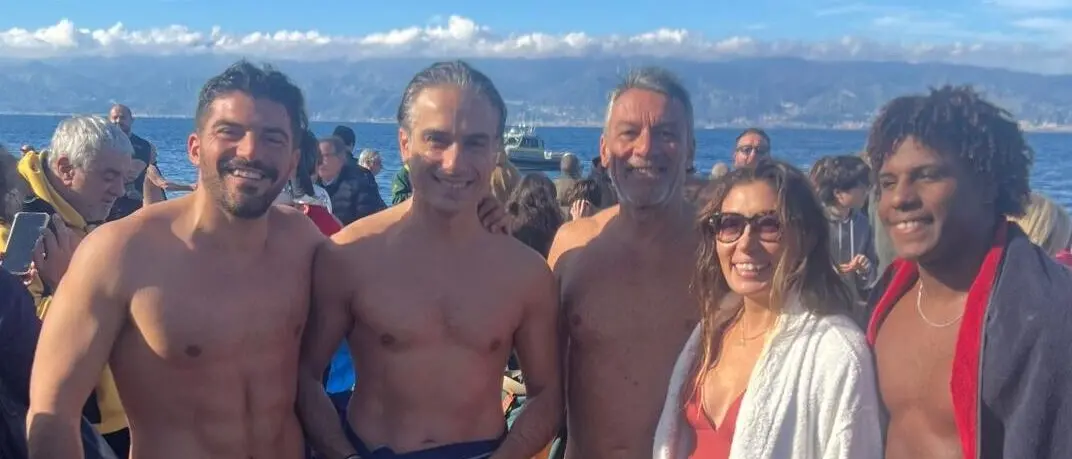 Reggio, il tuffo di Capodanno inaugura il 2025 sul Lungomare Falcomatà