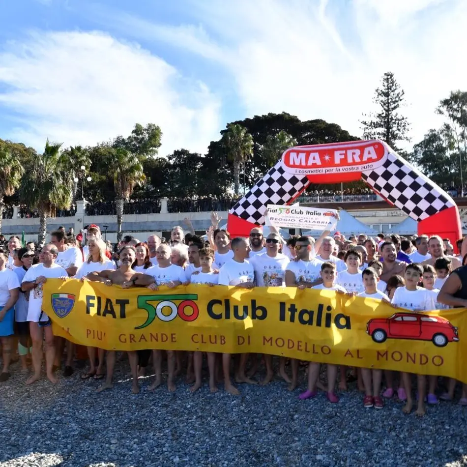 A Reggio Calabria il tradizionale tuffo di Capodanno per accogliere il 2025