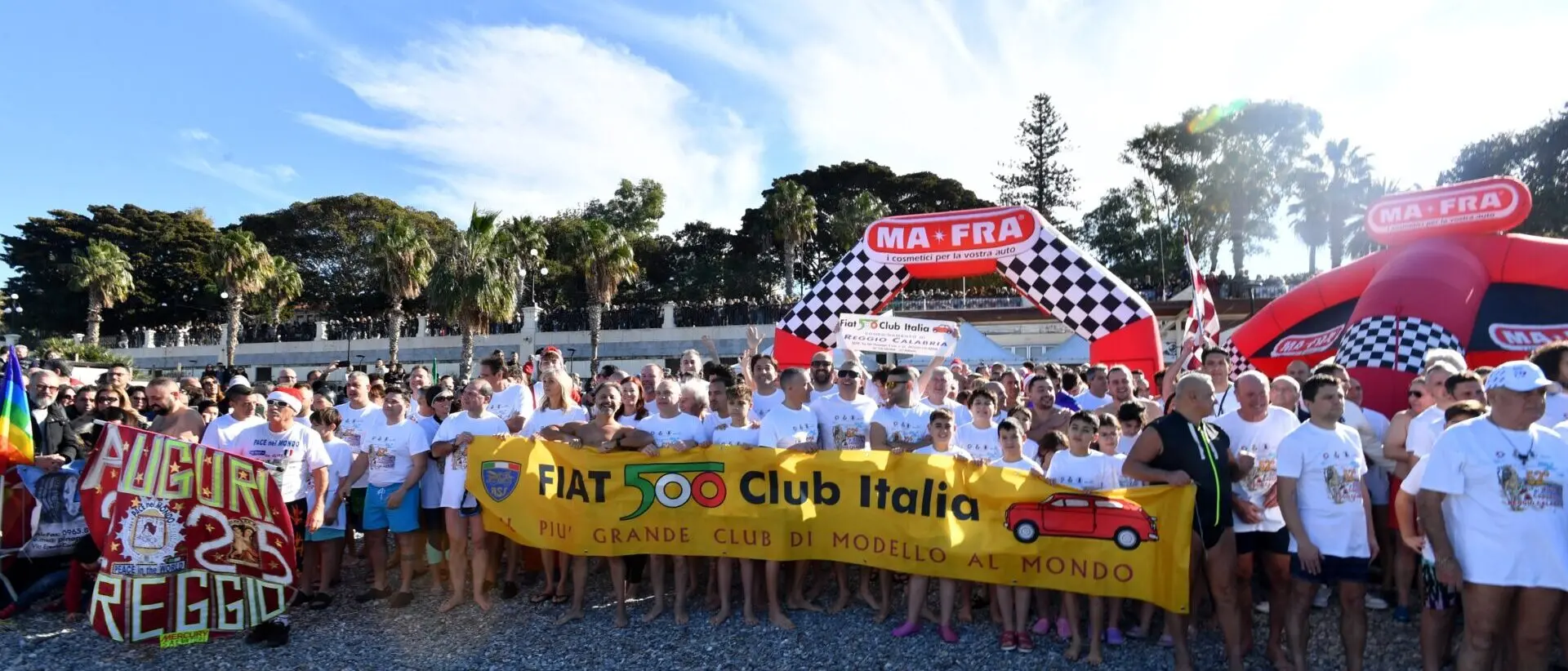 A Reggio Calabria il tradizionale tuffo di Capodanno per accogliere il 2025