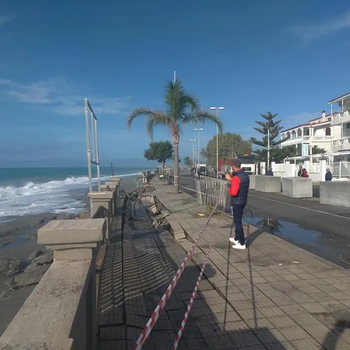 Il lungomare di Melito crolla sotto la furia del mare in tempesta
