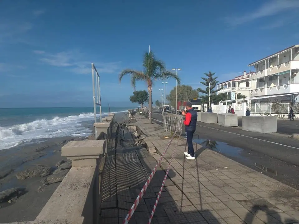 Il lungomare di Melito crolla sotto la furia del mare in tempesta