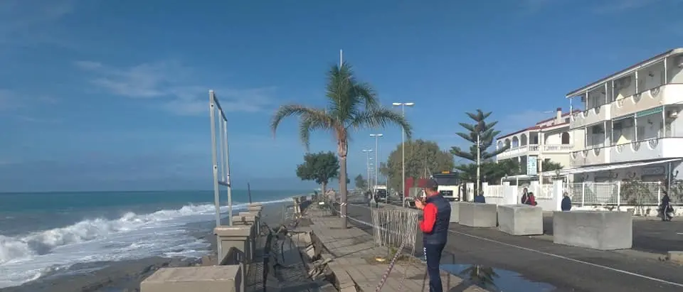 Il lungomare di Melito crolla sotto la furia del mare in tempesta