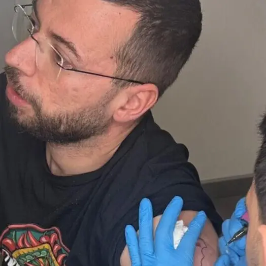 Il libro \"Malanova\" supera 1000 copie: l'autore celebra il risultato con un tatuaggio