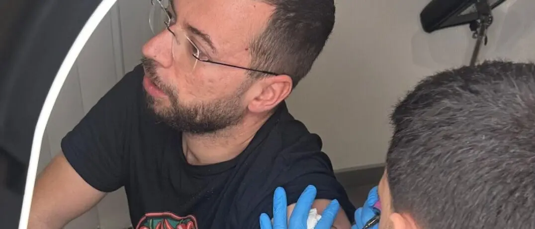 Il libro \"Malanova\" supera 1000 copie: l'autore celebra il risultato con un tatuaggio