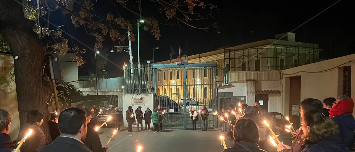 Maranathà, fiaccole accese attorno alle mura del carcere di Reggio per alimentare la speranza - VIDEO