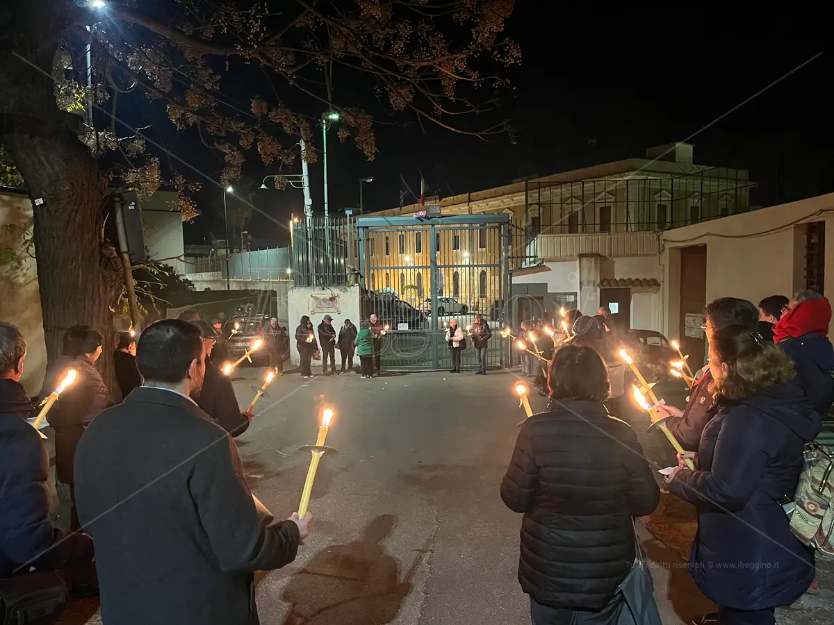 Maranathà, fiaccole accese attorno alle mura del carcere di Reggio per alimentare la speranza - VIDEO