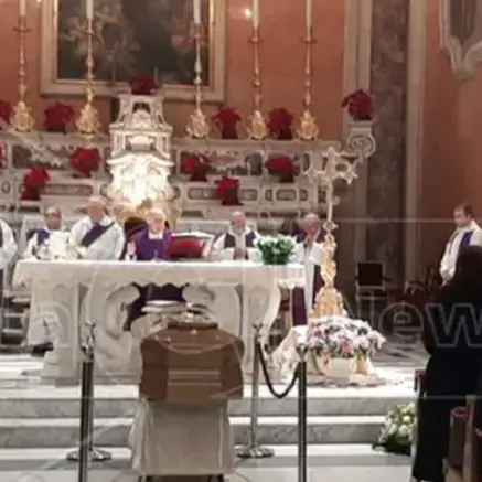 Folla commossa ai funerali dell’ex presidente della Giunta regionale Giuseppe Chiaravalloti