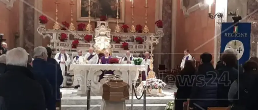 Folla commossa ai funerali dell’ex presidente della Giunta regionale Giuseppe Chiaravalloti