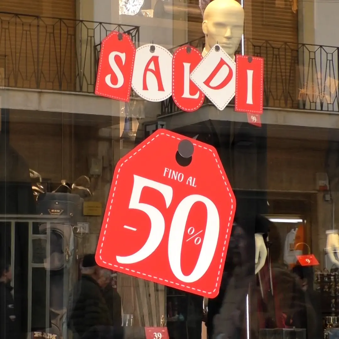 Partono i saldi estivi a Reggio: Confesercenti e Confcommercio divisi tra ottimismo e la necessità di nuove strategie