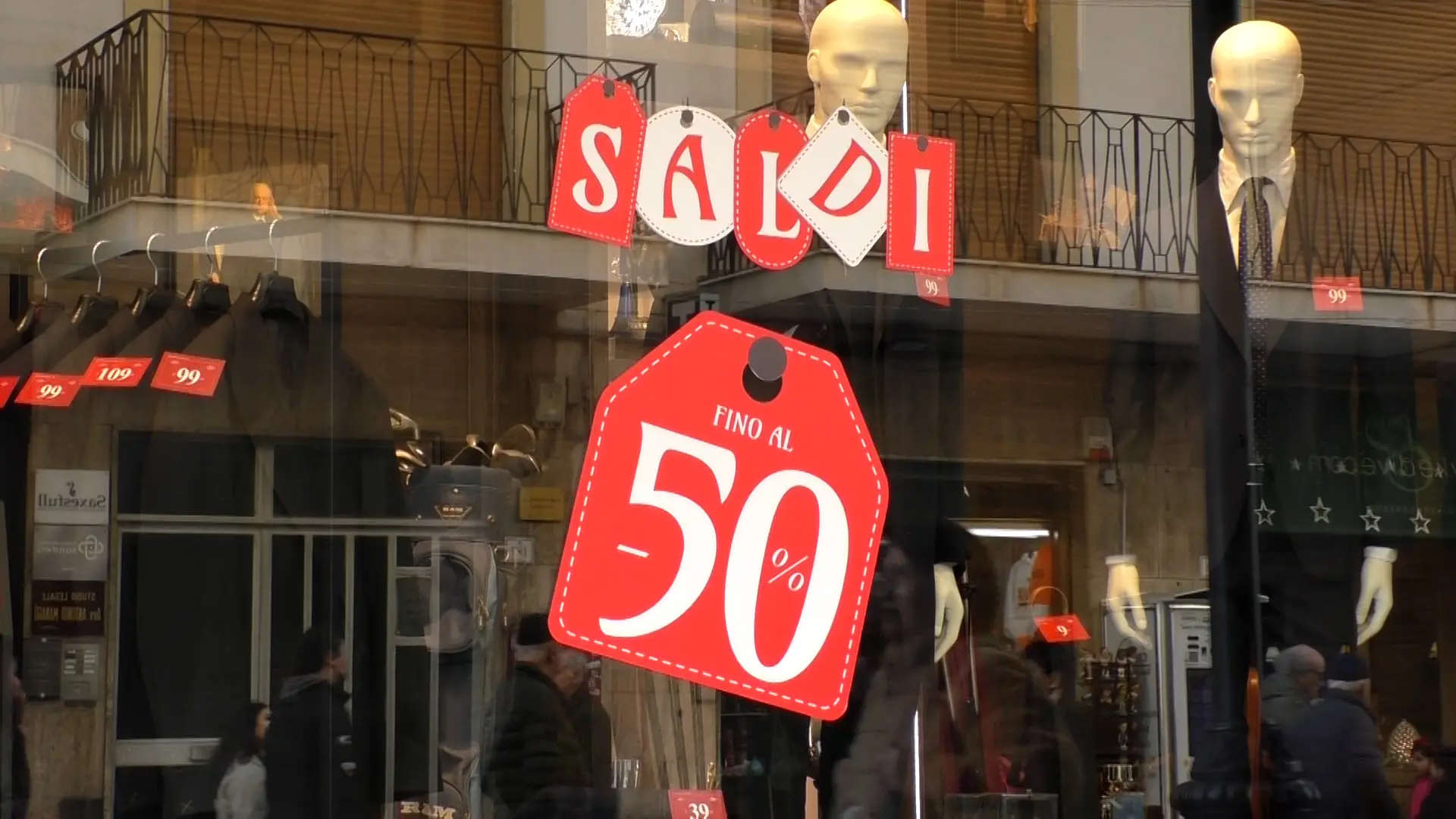 Partono i saldi estivi a Reggio: Confesercenti e Confcommercio divisi tra ottimismo e la necessità di nuove strategie