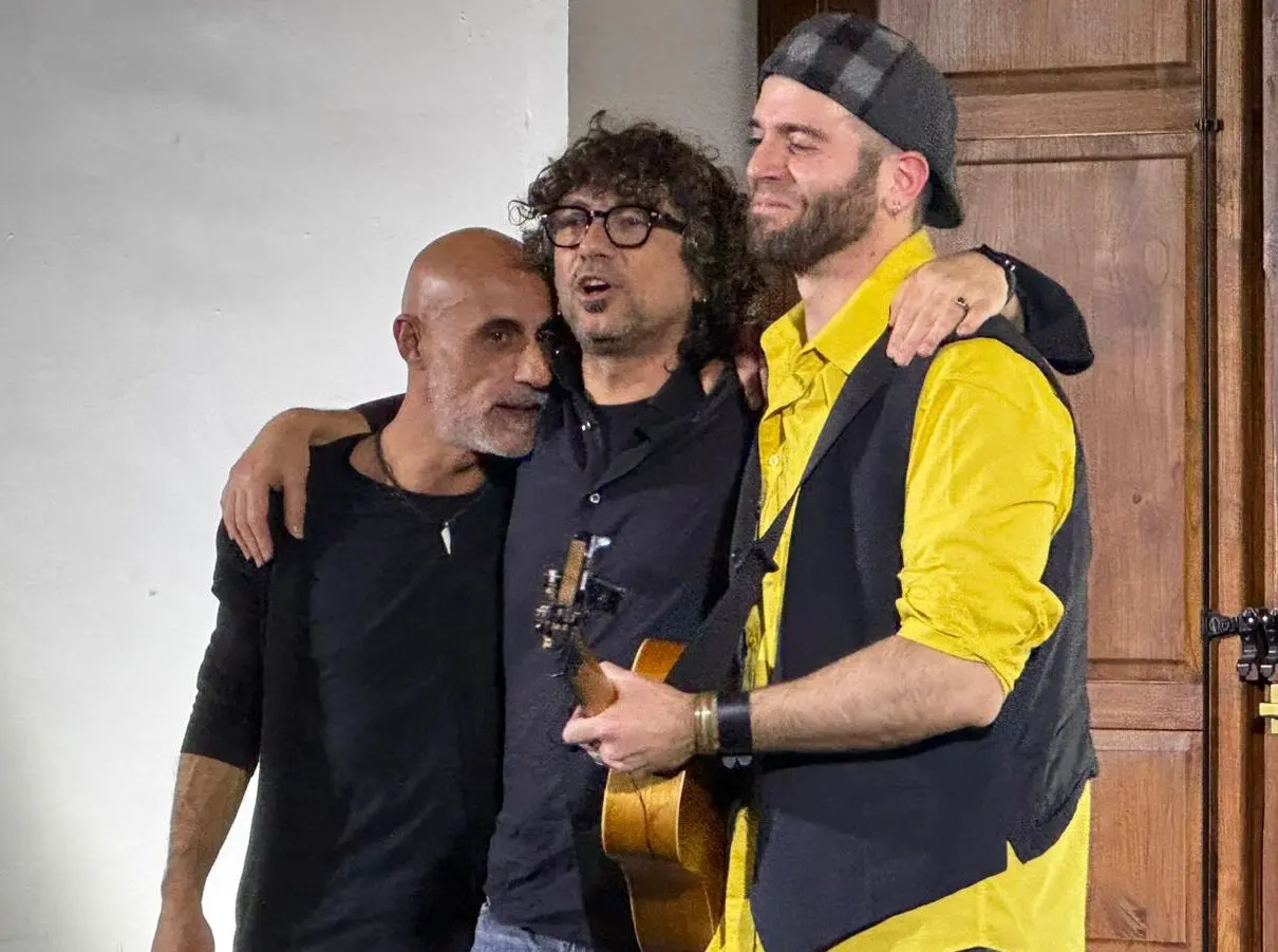 Roccella Jonica: Il travolgente live del \"Loccisano Trio\" conquista il pubblico