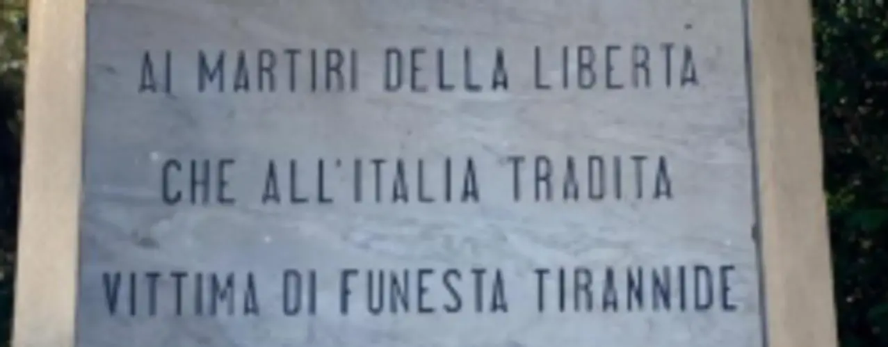 Reggio, ripristinata l'iscrizione originaria della Stele del Partigiano