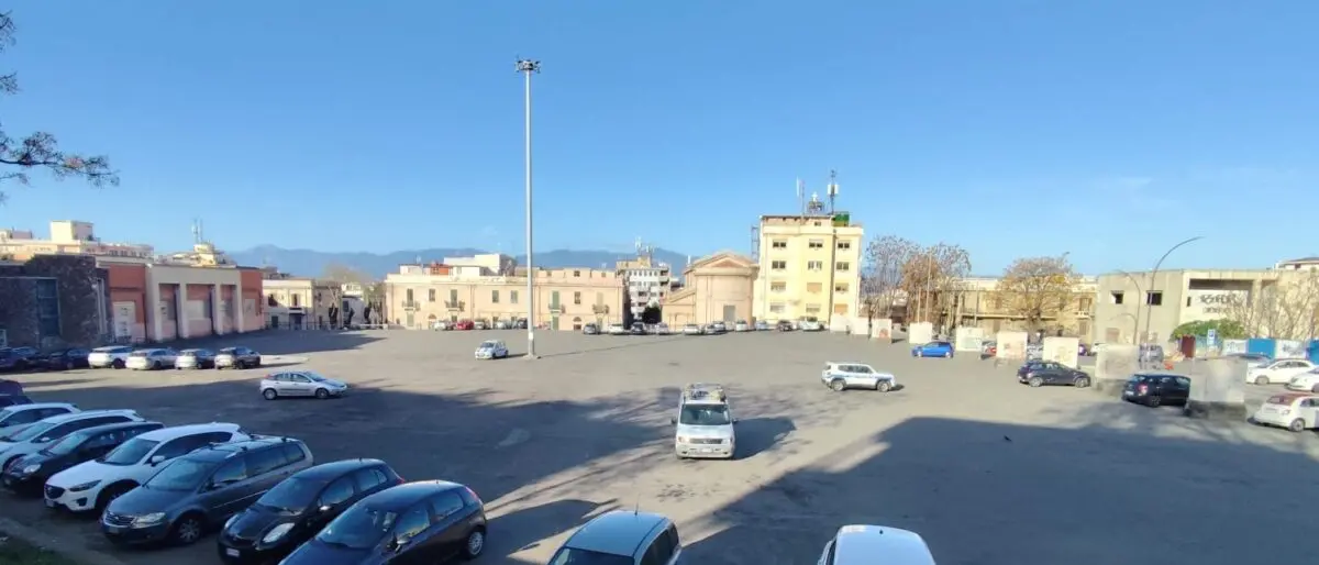 Piazza del Popolo a Reggio, Lanucara: «Gravi le prese di posizione a difesa dell'abusivismo e dell'illegalità diffusa»