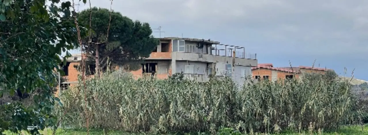 Uomo trovato morto a Bovalino, il mistero si infittisce: omicidio o gesto volontario?