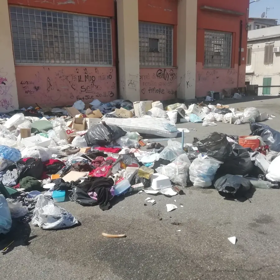 Piazza del Popolo, i residenti: «Trovare una soluzione che tenga conto delle esigenze di cittadini e ambulanti»