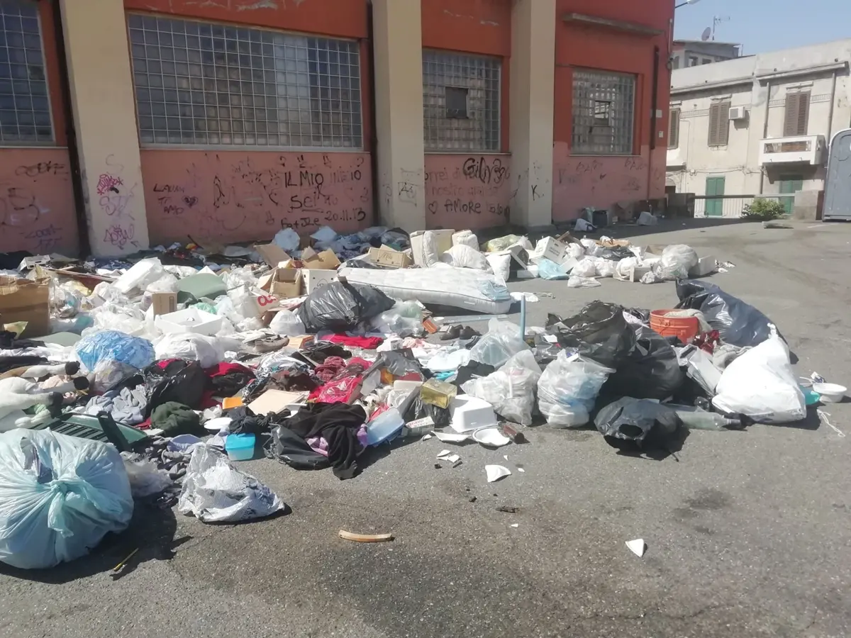 Piazza del Popolo, i residenti: «Trovare una soluzione che tenga conto delle esigenze di cittadini e ambulanti»